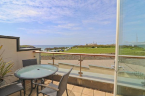 SEA VIEWS, beachside apartment with balcony